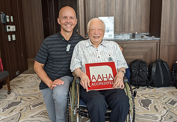 Garth Jordan, AAHA CEO, poses with Dr. Gen Kato, owner of Daktari Animal Hospital Tokyo Medical Center. 